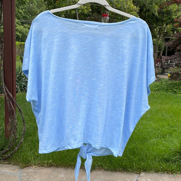 🌺 Do Everything in Love; Baby Blue Slight Cropped S/S Top w/Tie Front; Sz. XL! - Picture 4 of 10